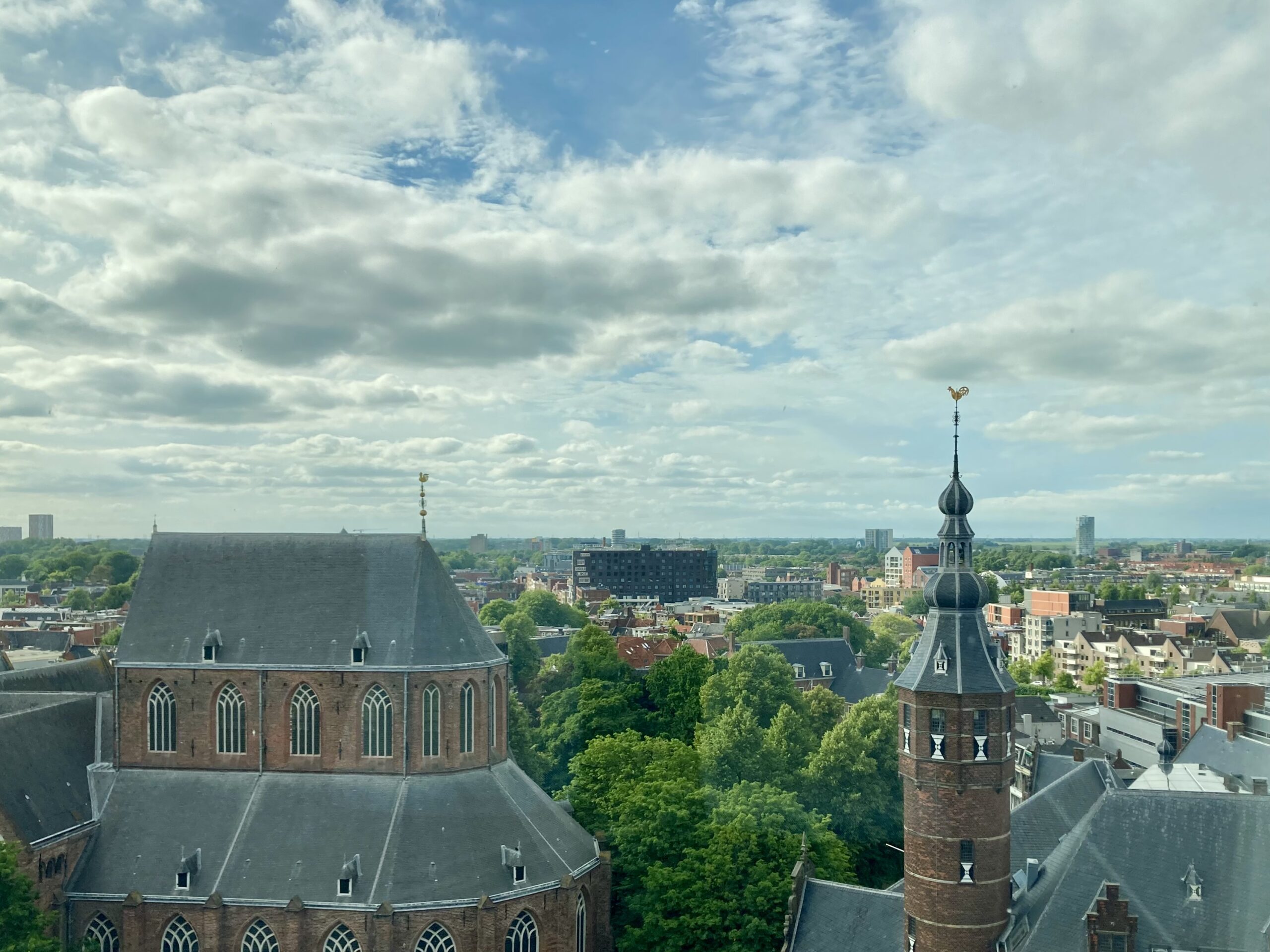 Groningen. Aussicht vom Forum auf die Martinikirche und den Turm vom Provinciehuis.